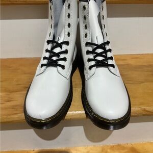 DOC MARTENS 😍 tall boots size w8/M7 new no box